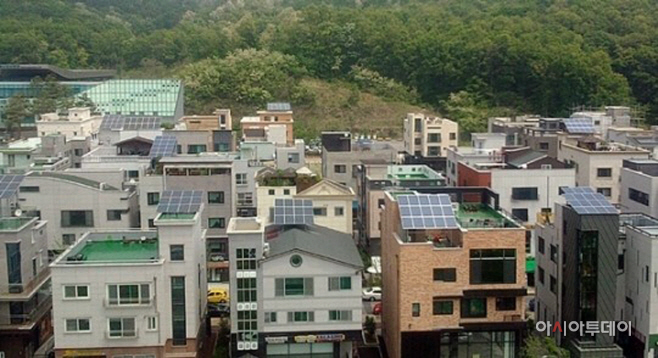 기후에너지과-태양광 발전설비 설치한 성남지역 주택가