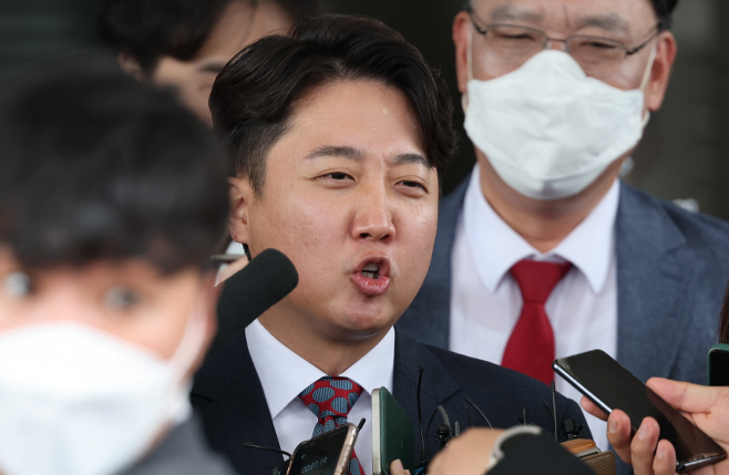 가처분 심문 마친 뒤 취재진 질문에 답하는 이준석