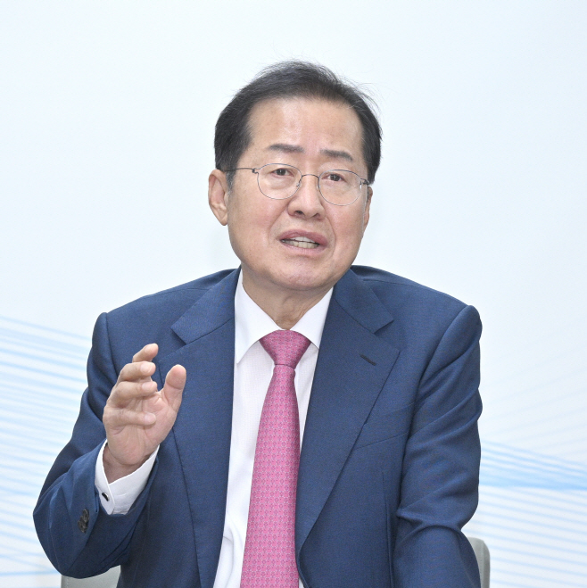 기자간담회 하는 홍준표 대구시장<YONHAP NO-3528>