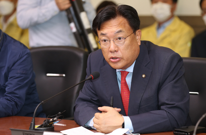 포항 태풍피해 지원책 밝히는 정진석<YONHAP NO-3951>
