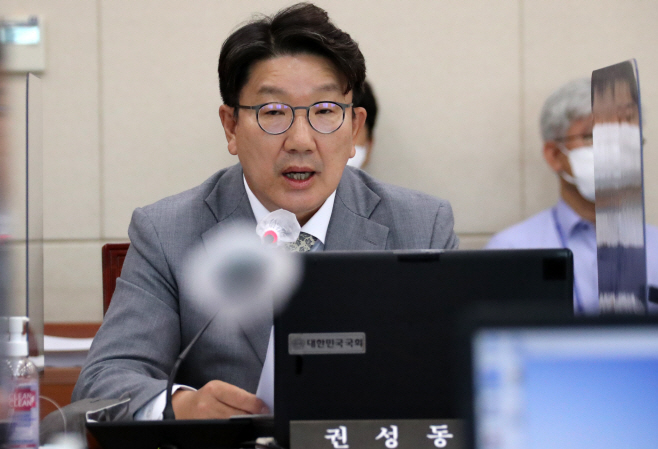 해명하는 권성동 의원<YONHAP NO-6061>