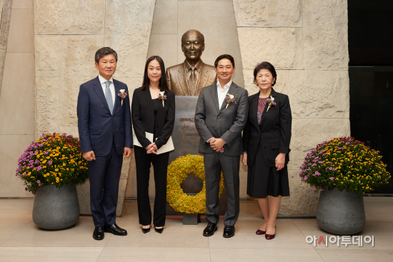 포니정 흉상 단체사진
