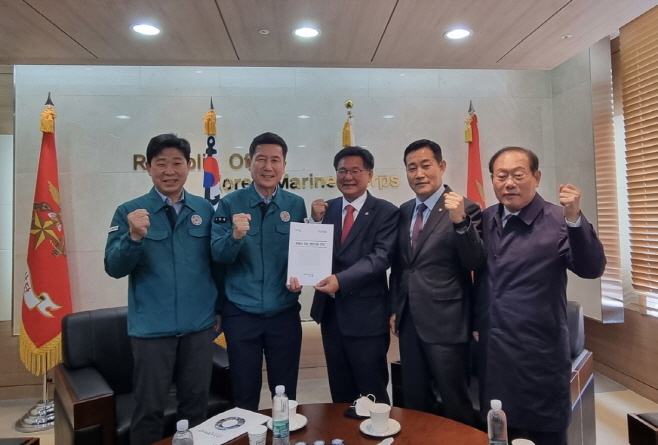 좌측부터 박용선 경북도의회 부의장, 이강덕 포항시장, 이헌승