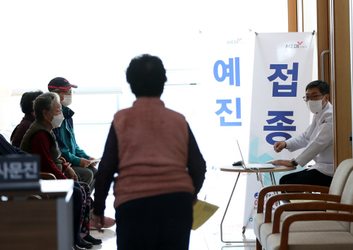 만 75세 이상 독감 무료 접종 시작<YONHAP NO-5046>