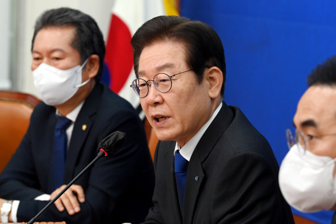 최고위에서 발언하는 이재명 대표
