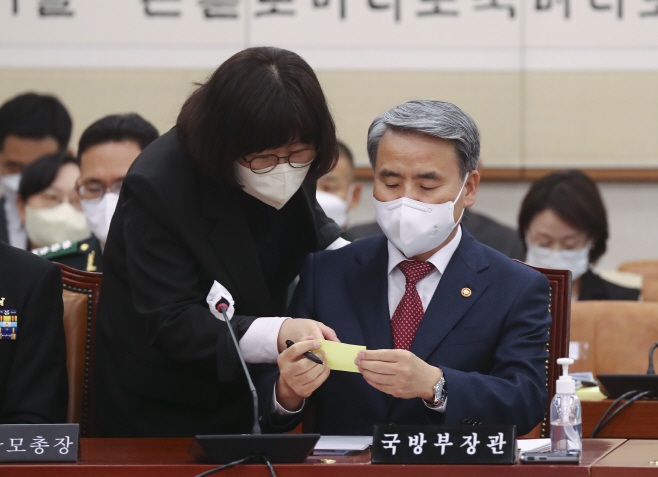 메모 받는 국방부 장관<YONHAP NO-3370>