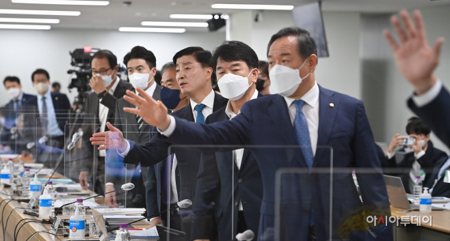 [포토] [2022 국감]자료제출 놓고 경기도 국감 파행