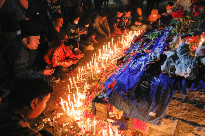 SOCCER-INDONESIA/RIOT <YONHAP NO-4218> (REUTERS)