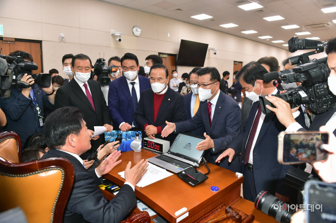 [포토] 국회 농해수위 '양곡관리법 개정안' 여야 충돌