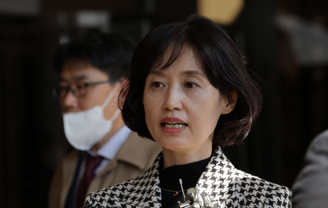 취재진 질문에 답하는 박은정 전 법무부 감찰담당관