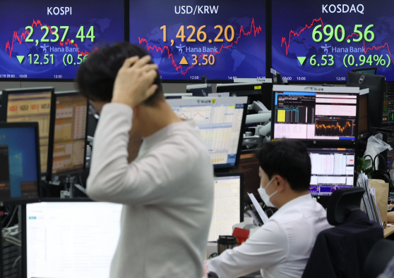 코스피, 0.56% 하락 마감…2,230대서 장 종료<YONHAP NO-3788>