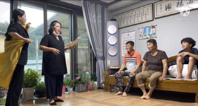 달리는 기차 안에서 ‘심청길 비밀레시피’ 연극 공연