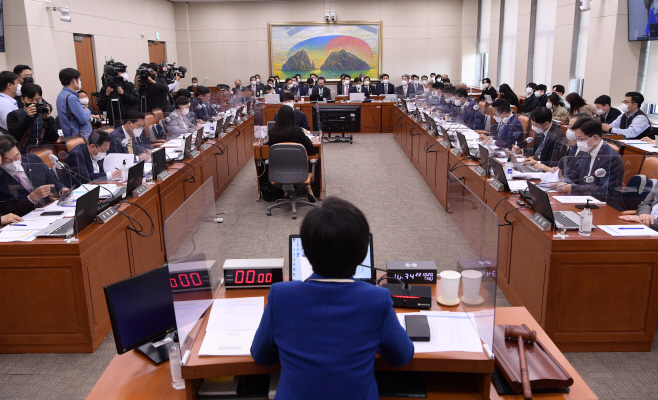 국회 정무위, 산업은행 등 국정감사<YONHAP NO-3845>