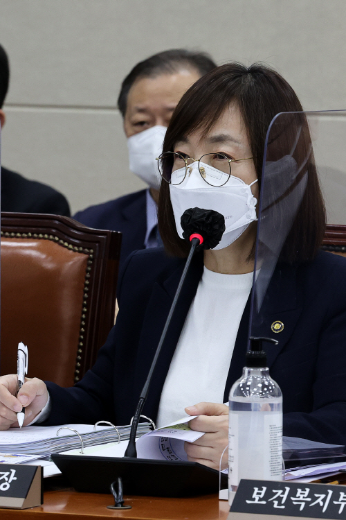 답변하는 백경란 질병관리청장<YONHAP NO-4237>