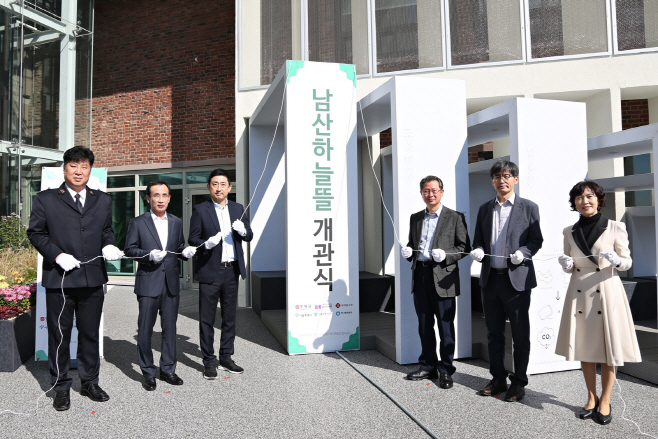 [사진1]롯데홈쇼핑, 남산도서관에 친환경 독서공간 조성