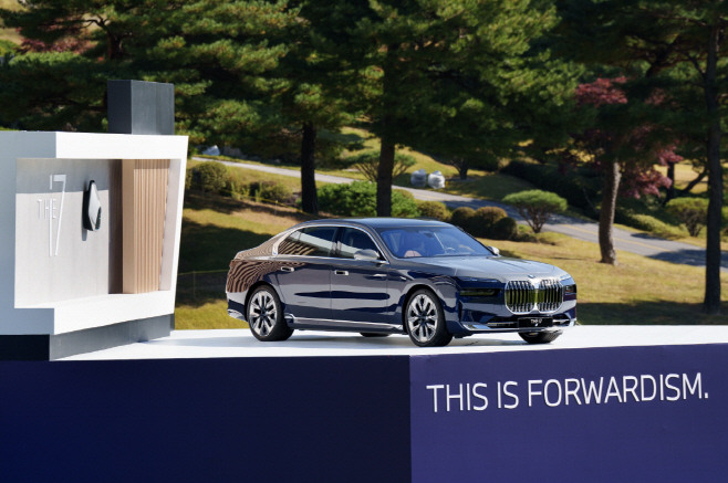 사진1-18번홀 전시된 BMW i7