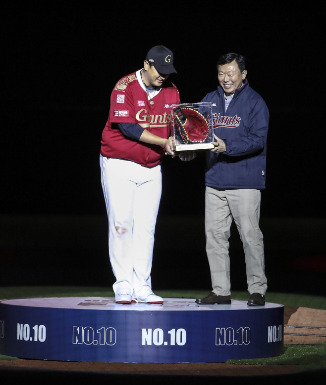 이대호, 신동빈 구단주에게 글러브 선물<YONHAP NO-3202>