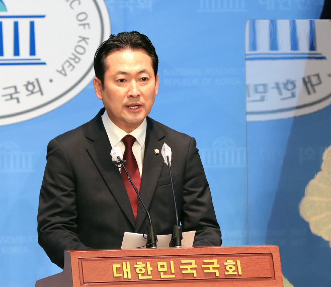 민주당 특검 제안 관련 브리핑하는 국민의힘 장동혁 원내대변인