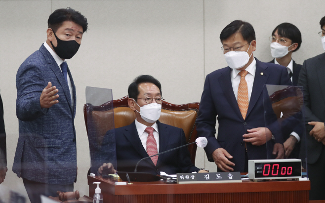 여야 간사와 대화하는 김도읍 법사위원장