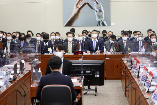 국감 출석한 김범수 카카오 미래이니셔티브센터장 등 과방위 증인들