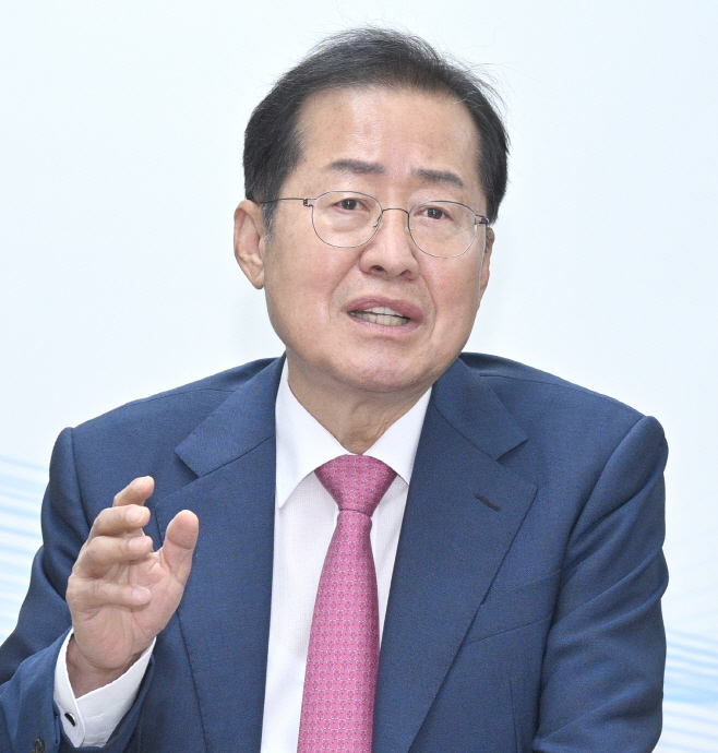 기자간담회 하는 홍준표 대구시장<YONHAP NO-3529>