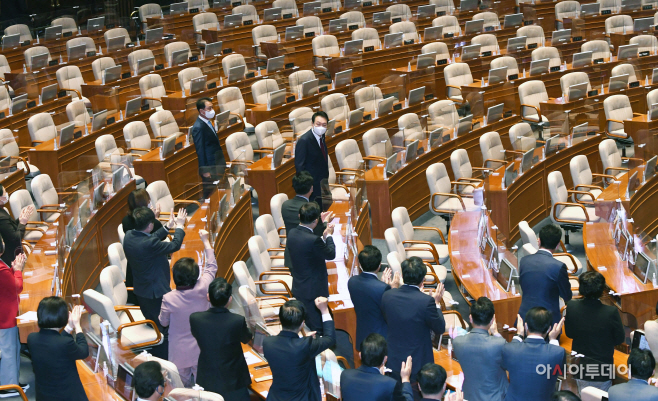 [포토] '불참한 민주당-박수치는 국민의힘' 입장하는 윤석열 대통령
