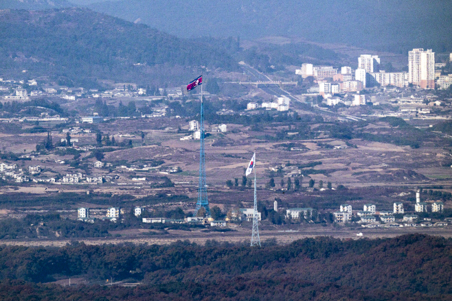 펄럭이는 태극기와 인공기<YONHAP NO-4054>