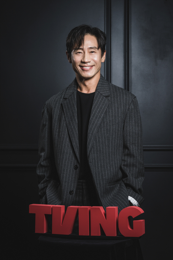 02_배우 신하균_티빙(TVING)-1