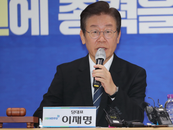 발언하는 이재명 대표