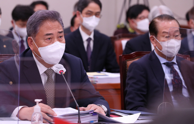 답변하는 박진 외교부 장관