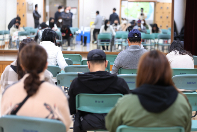실종자 접수 후 대기하는 시민들<YONHAP NO-1266>