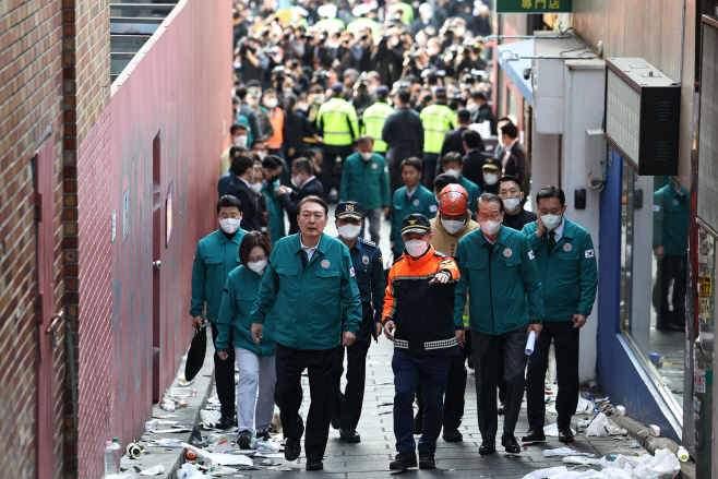 이태원 핼러윈 참사 현장 살펴보는 윤석열 대통령