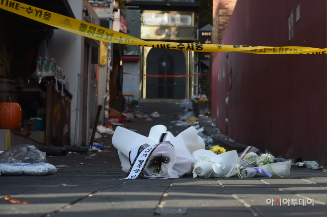 [포토]조화 놓인 이태원 참사 현장