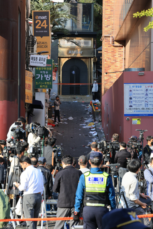이태원 참사 현장에 쏠린 눈<YONHAP NO-2460>