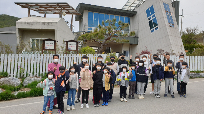 1. (참고사진) 청량산풍경원 학생들