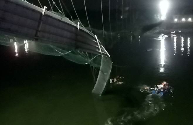 INDIA-ACCIDENT/BRIDGE <YONHAP NO-0175> (REUTERS)