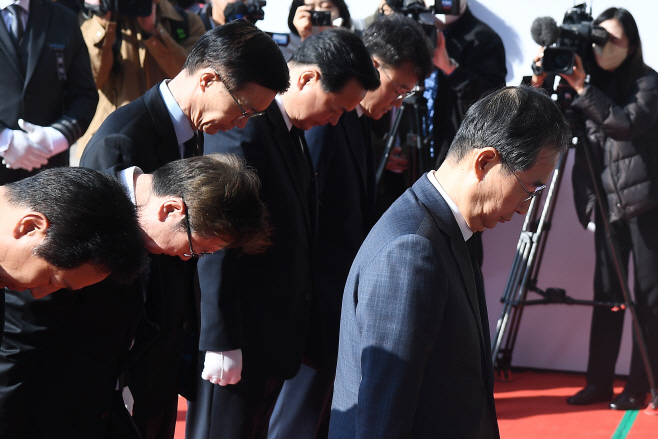 이태원 참사 희생자 추모하는 한덕수 총리<YONHAP NO-2293>