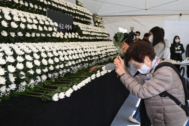 이태원 참사 합동분향소 헌화하는 시민들<YONHAP NO-2596>