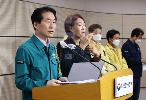 브리핑 하는 김성호 재난안전관리본부장<YONHAP NO-2368>