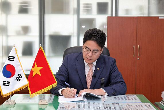 윤태