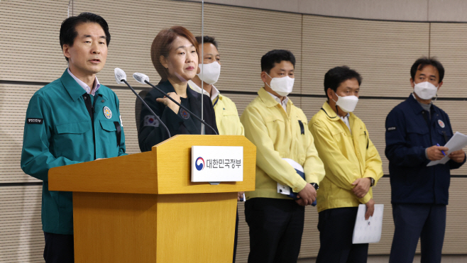 브리핑 하는 김성호 재난안전관리본부장<YONHAP NO-2367>