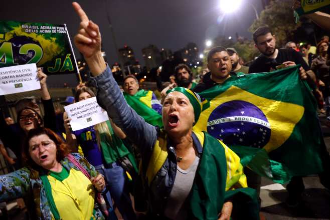 대선 패배에 '군 개입' 요청하는 브라질 시민들