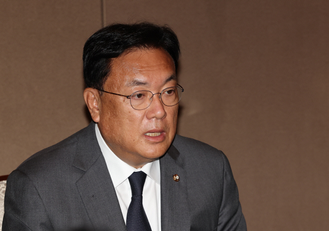 합동총회 앞두고 기자회견하는 정진석 한일의원연맹 회장
