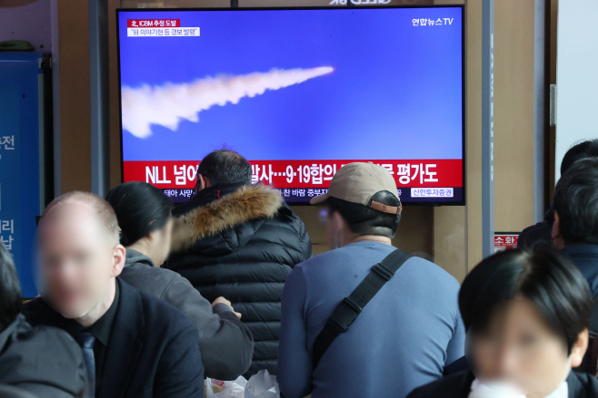 북한 장거리 탄도미사일 1발·단거리 2발 발사 관련 뉴스 보는 시민들