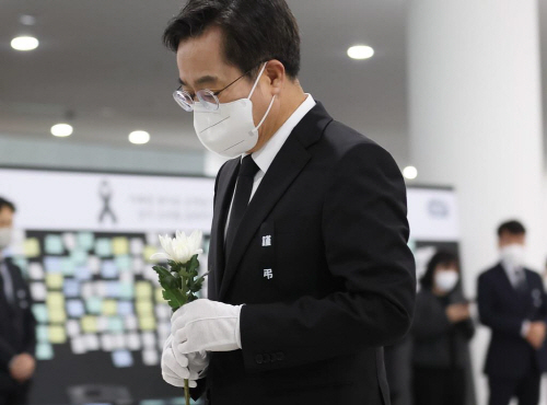 합동분향소에 헌화하는 김동연 경기지사<YONHAP NO-2754>