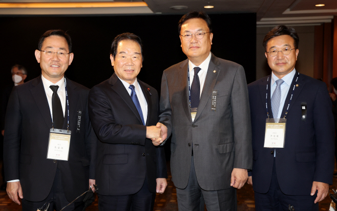 악수하는 한일·일한의원연맹 회장<YONHAP NO-2558>
