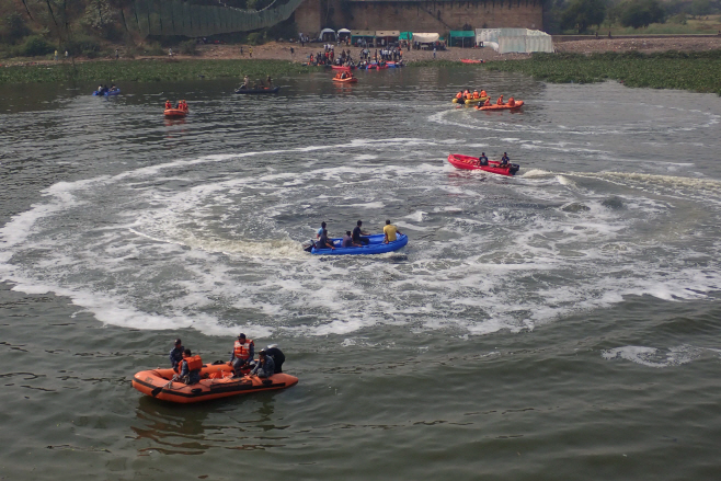 TOPSHOT-INDIA-ACCIDENT-BRIDGE <YONHAP NO-0241> (AFP)