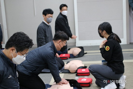 [보도자료]심폐소생술(CPR) 실습 사진 (3)