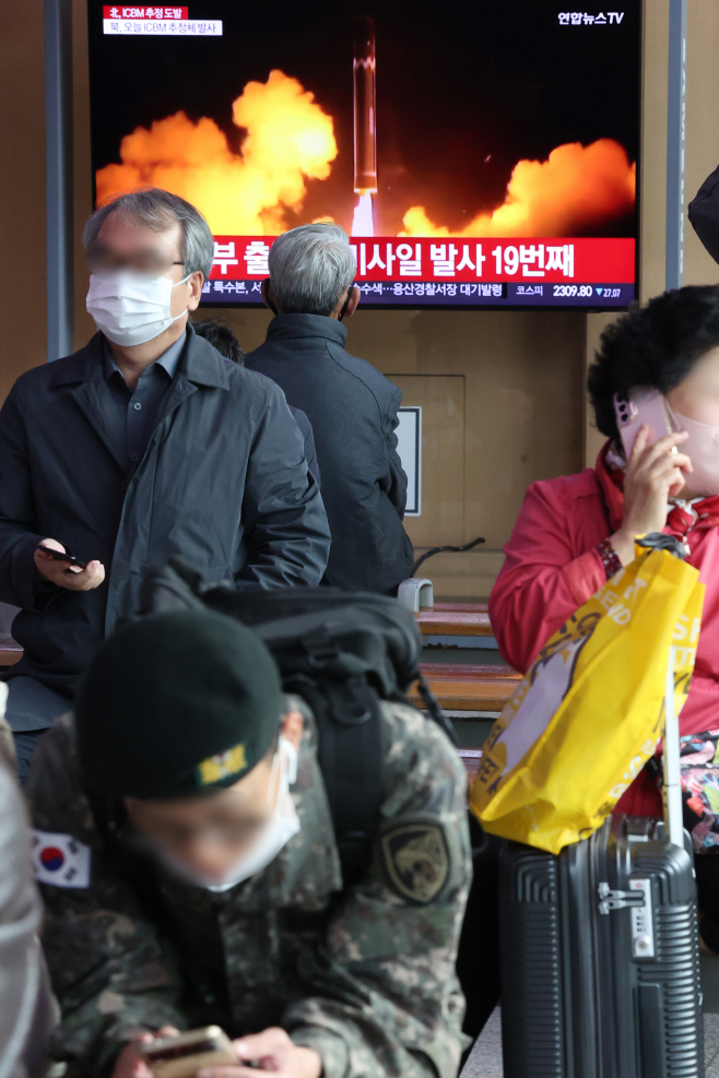 북한 탄도미사일 발사 관련 뉴스 보는 시민들