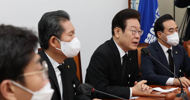 발언하는 이재명 대표
